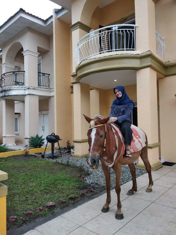 בראסטגי Villa Brastagi Resort Jalan Mimpin Tua Blok C No. 41 מראה חיצוני תמונה